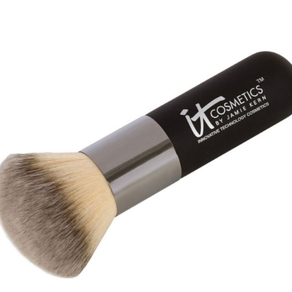it cosmetics Other - IT COSMETICS HEAVENLY LUXE POWDER BRUSH